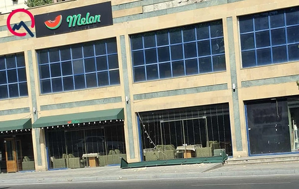 Bakıda restoranın reklam lövhəsi uçdu - Üzlük daşları yola dağıldı