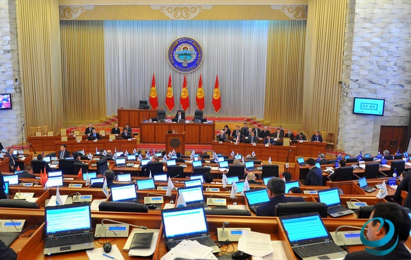 Qırğızıstanda növbədənkənar parlament seçkiləri - 460 namizəd 90 yer uğrunda mübarizə aparır