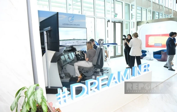 AZAL демонстрирует в Баку симулятор полета Boeing 787 Dreamliner