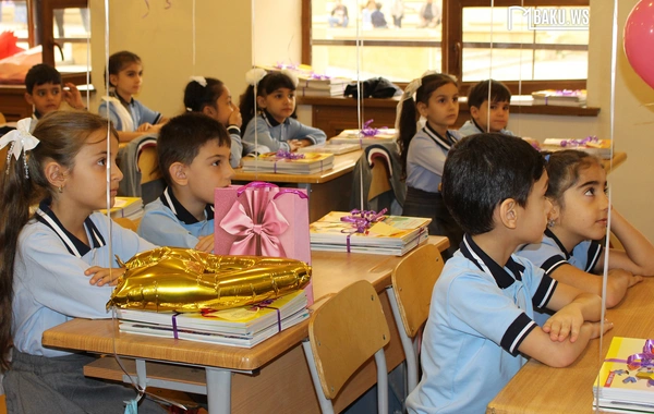 Məktəbin ilk günündən FOTOLAR