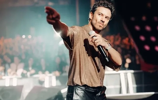 50 milyonluq maşın sürən Buray: Pulumu yığıb səyahət edirəm