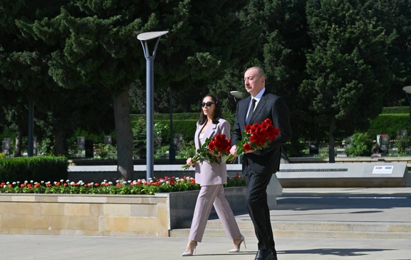 Президент и первая леди почтили память погибших в борьбе за Победу над фашизмом