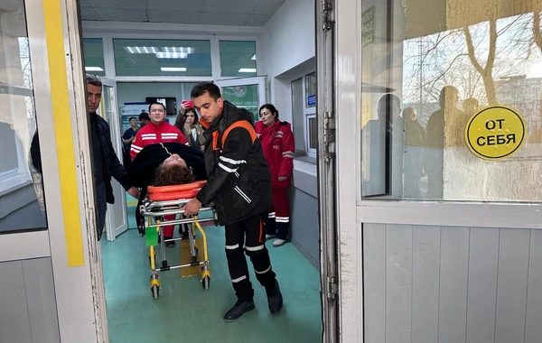 Qəzada sağ qalan sərnişinləri Bakıya gətirən təyyarə eniş edib