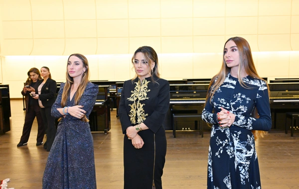 Heydər Əliyev Fondunun dəstəyi ilə alınan musiqi alətlərinin təqdimatı olub Heydər Əliyev Fondunun dəstəyi ilə alınan musiqi alətlərinin təqdimatı olub