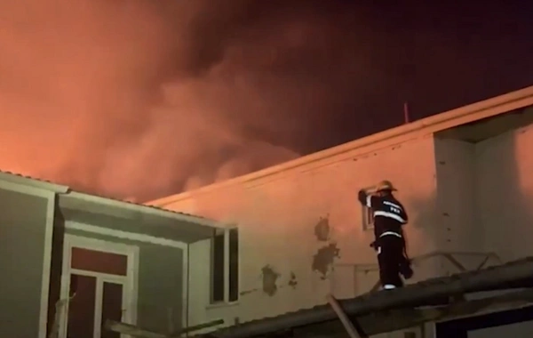 Bakıda yaşayış evində yanğın olub, iki nəfər xəsarət alıb