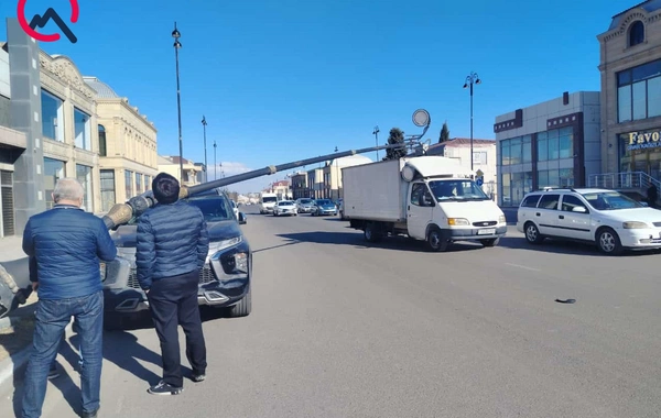 Gəncədə işıq dirəyi 2 avtomobilin üzərinə aşdı