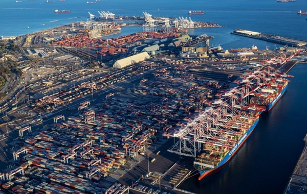 Hamburq limanı yaxınlığında 42 min litr neft dağılıb