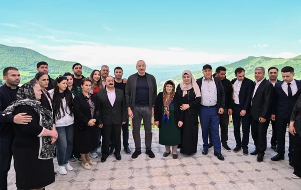 Prezident İlham Əliyev Şuşanın Böyük Qaladərəsi kəndində görülən işlərlə tanış olub, sakinlərlə görüşüb