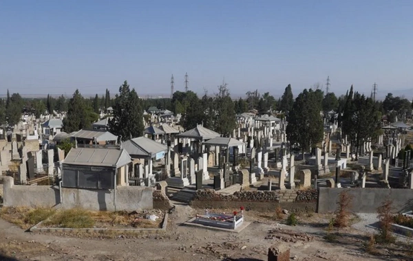 Azərbaycanda tükürpərdən olay: Qadın ərinin məzarı üzərində öldü