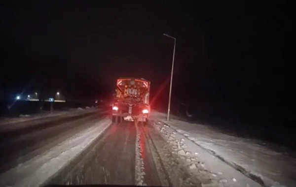 Некоторые участки дороги Баку - Шамахы - Евлах покрылись льдом: зафиксировано ДТП