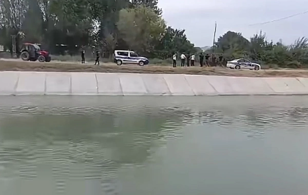 Ağdaşda VAZ su kanalına düşdü