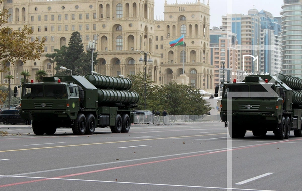 Bakıda hərbi paradda Çindən alınan HQ-9B havadan müdafiə sistemləri nümayiş etdirilib