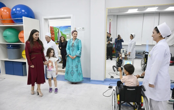 Leyla Əliyeva Arkadağ şəhərində Uşaq Sağlamlığı və Reabilitasiya Mərkəzinin fəaliyyəti ilə tanış olub