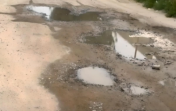 Yağan aramsız yağışdan sonra Saray qəsəbəsindəki küçə keçilməz hala düşdü