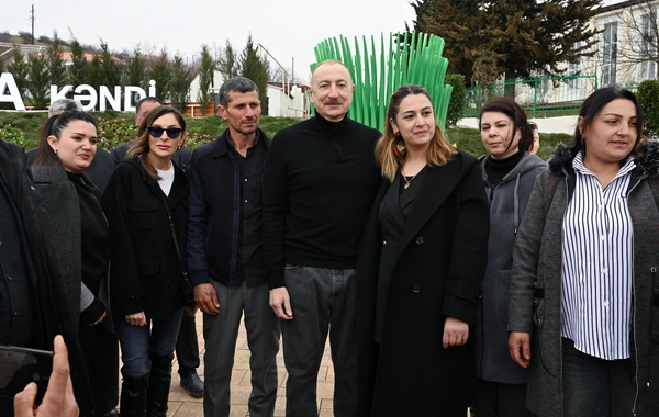 İlham Əliyev Xocavəndin Xanoba kəndində fərdi evlərin və infrastrukturun bərpası sahəsində görülən işlərlə tanış olub