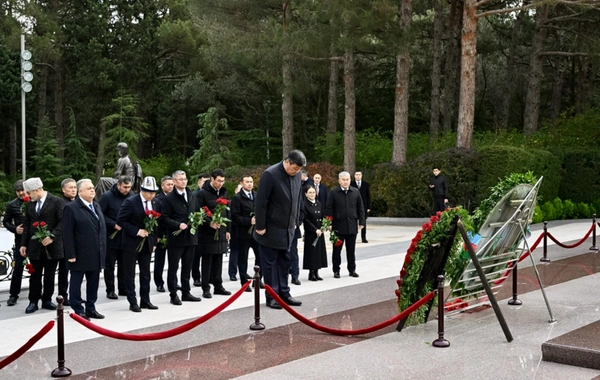 Qırğızıstan nümayəndə heyəti Heydər Əliyevin məzarını ziyarət edib
