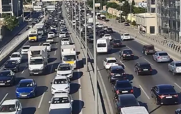 Paytaxtın bəzi küçələrində sıxlıq müşahidə olunur