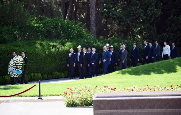 TDT ölkələrinin dini qurum rəhbərləri Fəxri xiyabanı və Zəfər parkını ziyarət ediblər