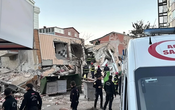 В Турции произошло обрушение многоэтажного дома