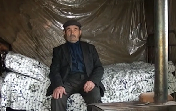 Hədiyyə bəhanəsi ilə oğurluq: Goranboyda 81 yaşlı kişini aldadıblar