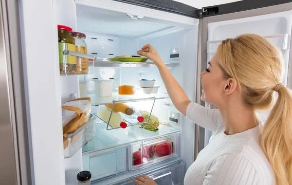 Как правильно хранить продукты в холодильнике?