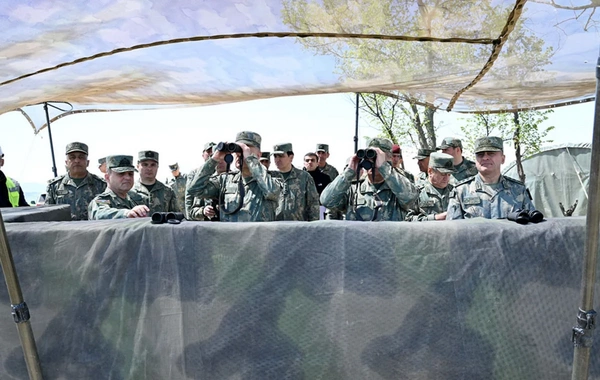 Zakir Həsənov azad edilən ərazilərdə hərbi hissələrdə görülən işlərlə tanış olub