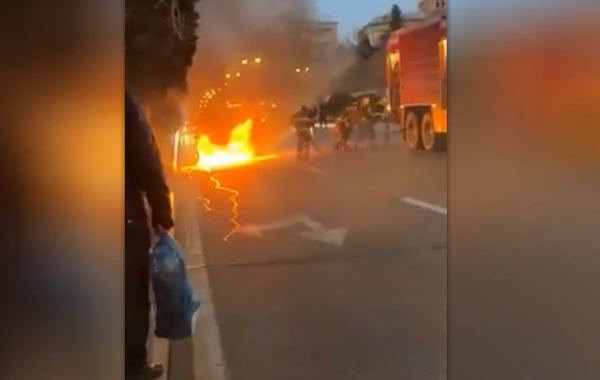 Bakıda maşın YANIR