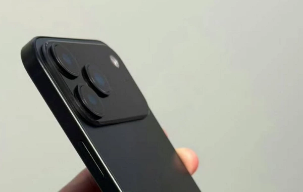 В сеть слили фото iPhone 17 Pro в руках тестировщика