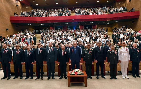Zakir Həsənov Türkiyədə azərbaycanlı məzunlara diplomlarını təqdim edib