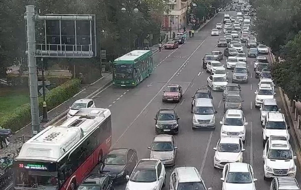 Paytaxt yolllarında svetoforlara "yaşıl dalğa" rejimi tətbiq edilib