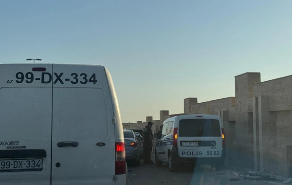 Bakıda ağır qəza: "Toyota Camry" yol kənarındakı beton hasara çırpılıb