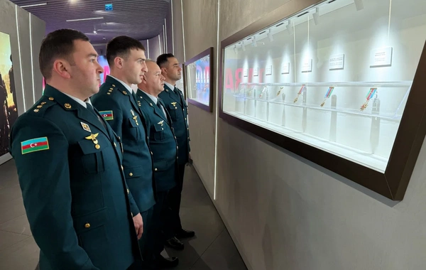 Elçin Quliyev xidməti-döyüş fəaliyyətində fərqlənən hərbi qulluqçuları təltif edib