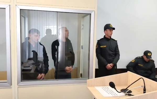 12 il əvvəl Rusiyada qadını zorlayaraq öldürənlər Bakıda hakim qarşısına çıxarılıblar