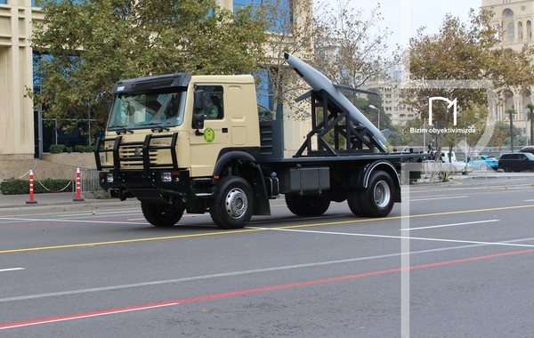 В Баку прошел марш военнослужащих в честь Дня Победы