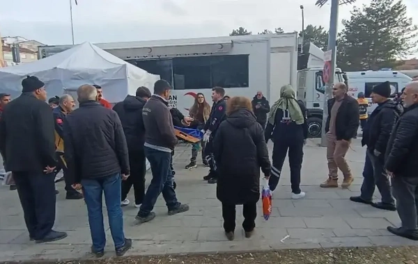 Azərbaycanlı həkim Türkiyədə küçənin ortasında yaralını xilas etdi