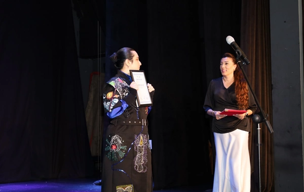 Şuşa Dövlət Musiqili Dram Teatrında inkluziv bir qizin mono tamaşası