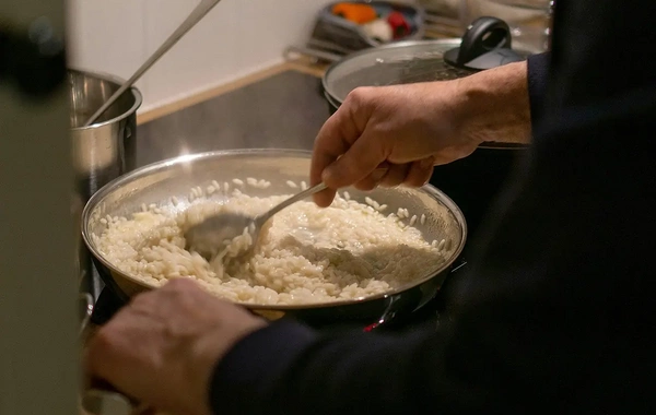 Oğurluq üçün girdiyi oteldə yemək bişirib yedi, qaçmazdan əvvəl qabları da yudu