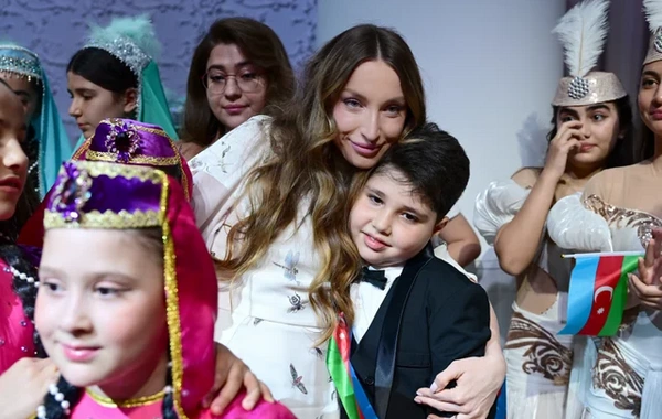Leyla Əliyeva və Alyona Əliyeva Müstəqillik Gününə həsr olunmuş konserti izləyiblər