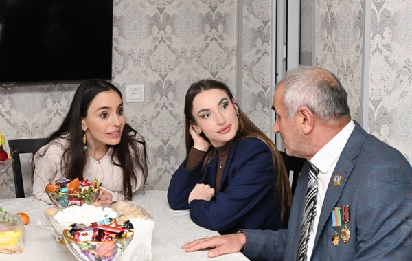 Лейла Алиева и Алена Алиева посетили Гянджинский мемориальный комплекс и семью Национального героя Натигa Гасымова