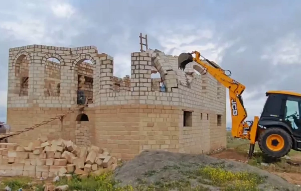 Gəncədə qanunsuz inşa olunan tikililər sökülüb