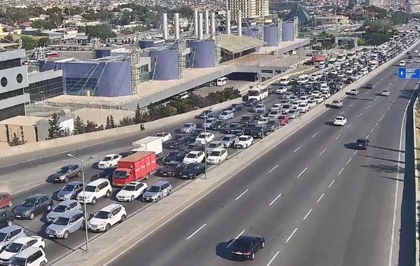 Bakının bir sıra yollarında tıxac yaranıb