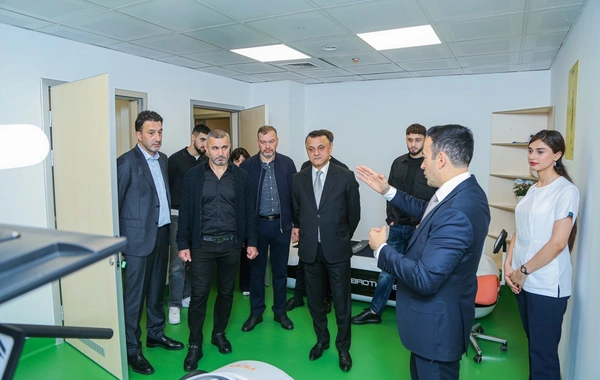 Qurban Qurbanov və futbolçuları Yeni Robotik Reabilitasiya Mərkəzini ziyarət ediblər