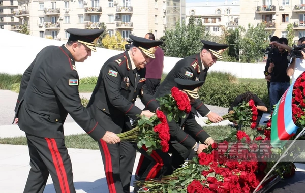 Dövlət və hökumət rəsmiləri Bakıdakı Zəfər parkında olublar