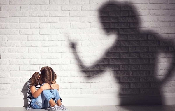 Tərbiyə məqsədilə uşağı döyən valideyn və müəllim 200 manatadək cərimələnəcək