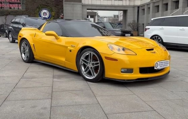 İstanbul Polis İdarəsinin qarşısında LÜKS AVTOMOBİL KOLLEKSİYASI