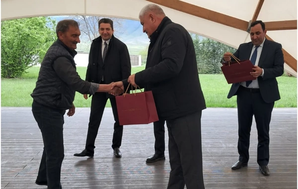 Ağdərənin Aşağı Oratağ kəndinə köçən 6 ailəyə mənzillərinin açarları təqdim olunub