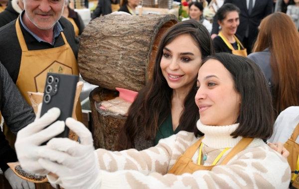 Leyla Əliyeva və Arzu Əliyeva arıçılıq məhsullarının sərgi-satış yarmarkasını ziyarət ediblər