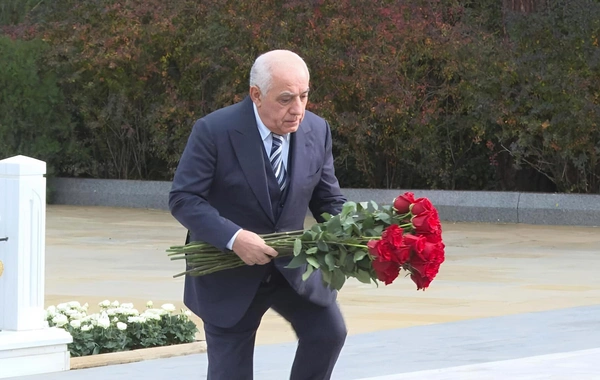 Əli Əsədov Fəxri xiyabanda Heydər Əliyevin məzarını ziyarət edib