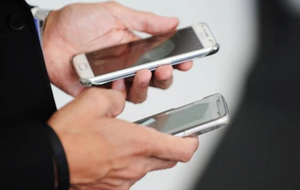 Alimlər köhnə telefonlardan qızıl çıxarmağın yolunu tapdı