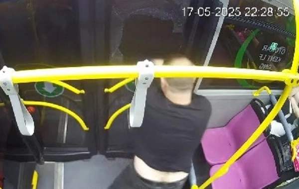 Bakıda sərxoş sərnişin avtobusun şüşəsini sındırdı - ANBAAN GÖRÜNTÜLƏR